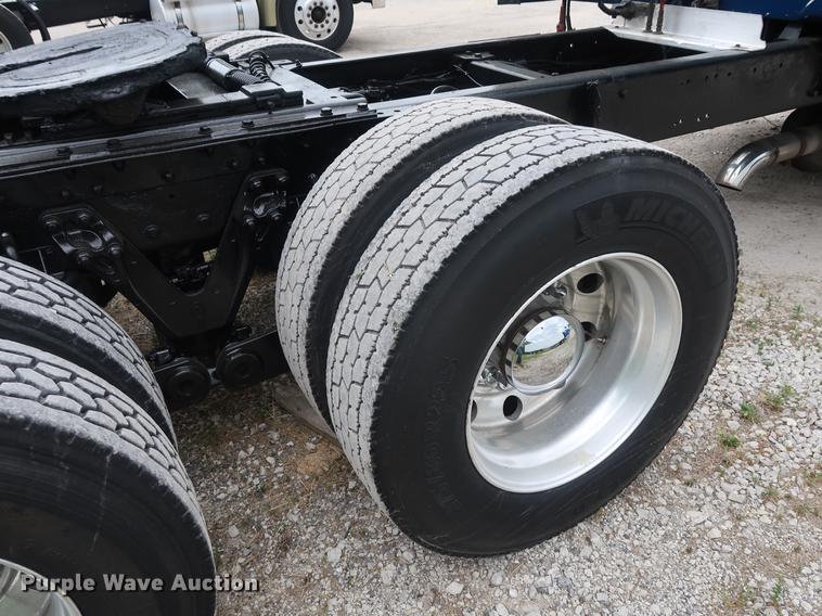 image for item DF3705 2006 Kenworth T600 semi truck