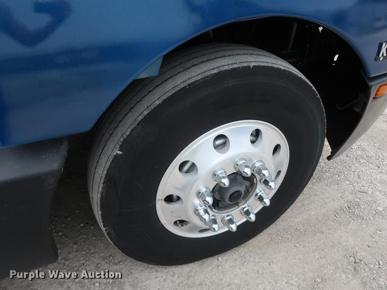 image for item DF3705 2006 Kenworth T600 semi truck