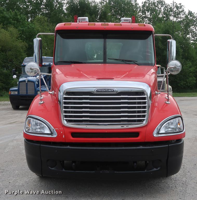image for item DF3706 2007 Freightliner Columbia semi truck