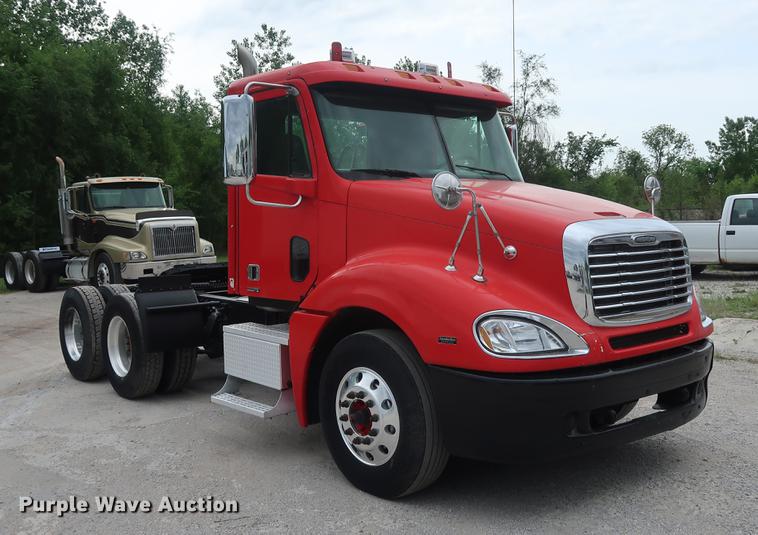 image for item DF3706 2007 Freightliner Columbia semi truck