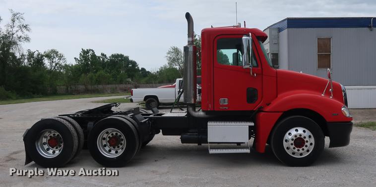 image for item DF3706 2007 Freightliner Columbia semi truck