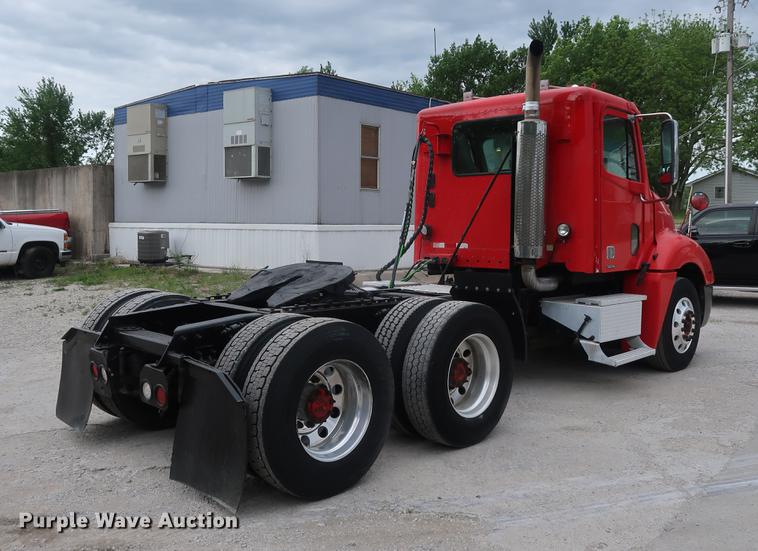 image for item DF3706 2007 Freightliner Columbia semi truck