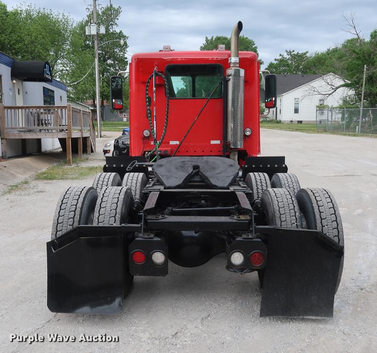 image for item DF3706 2007 Freightliner Columbia semi truck