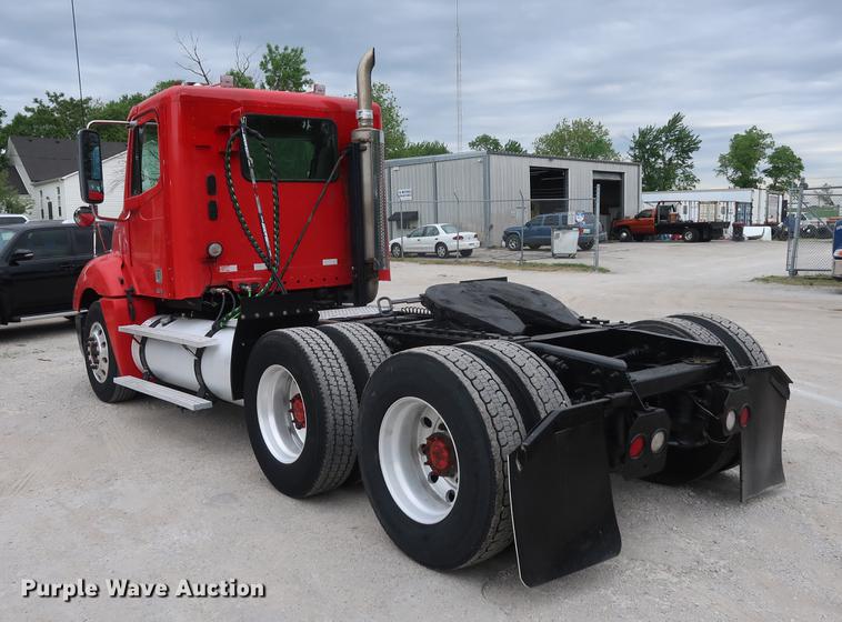 image for item DF3706 2007 Freightliner Columbia semi truck