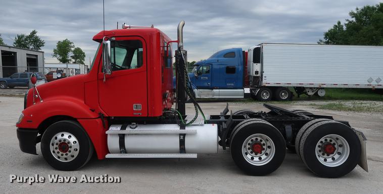 image for item DF3706 2007 Freightliner Columbia semi truck