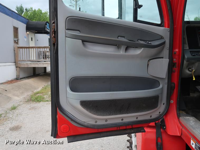 image for item DF3706 2007 Freightliner Columbia semi truck