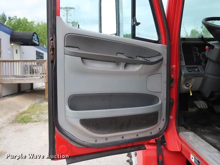 image for item DF3706 2007 Freightliner Columbia semi truck