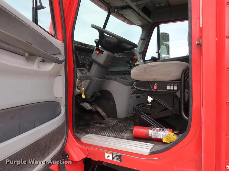 image for item DF3706 2007 Freightliner Columbia semi truck
