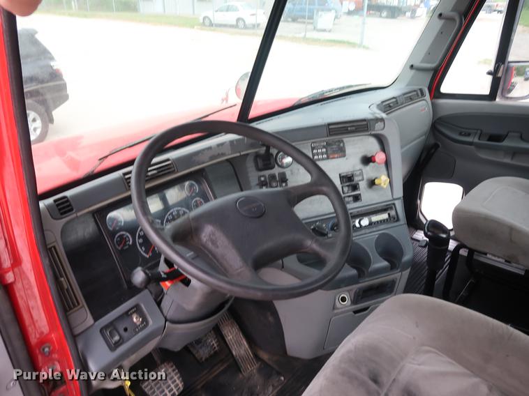 image for item DF3706 2007 Freightliner Columbia semi truck