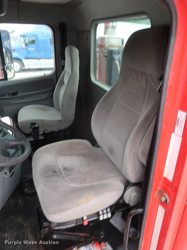 image for item DF3706 2007 Freightliner Columbia semi truck