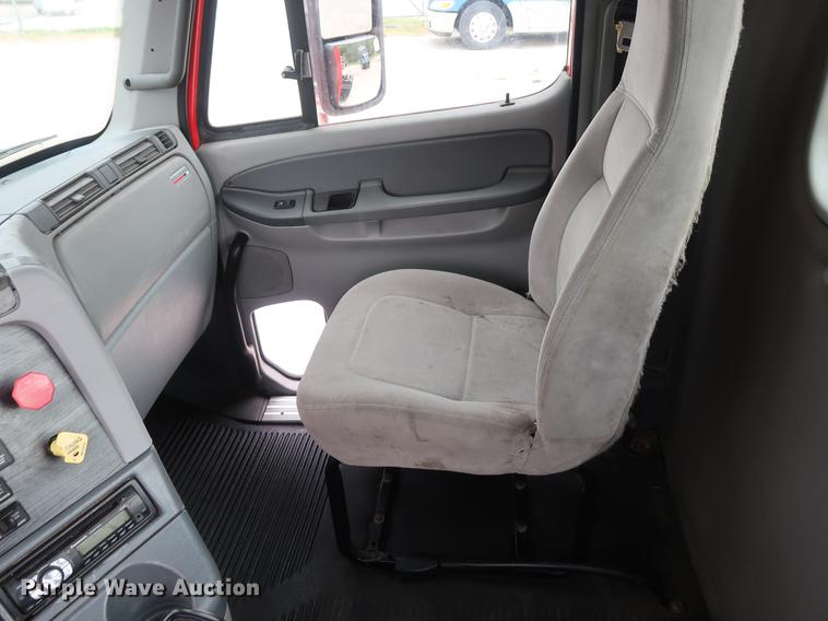 image for item DF3706 2007 Freightliner Columbia semi truck