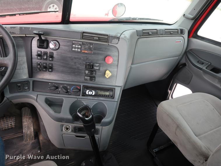 image for item DF3706 2007 Freightliner Columbia semi truck