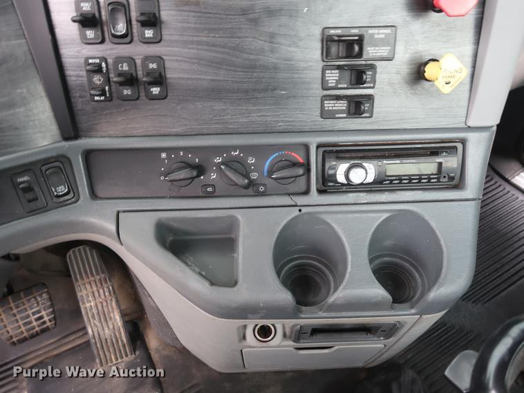 image for item DF3706 2007 Freightliner Columbia semi truck