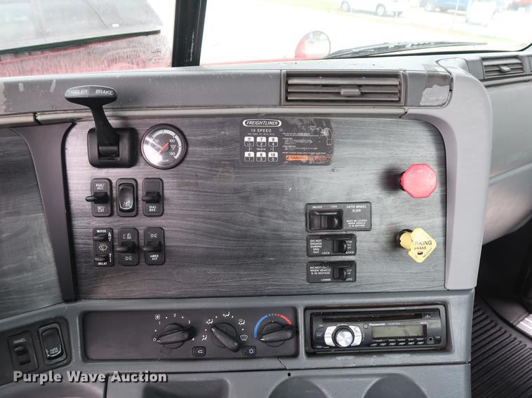 image for item DF3706 2007 Freightliner Columbia semi truck