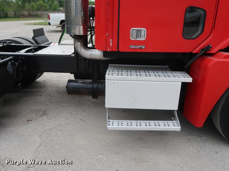 image for item DF3706 2007 Freightliner Columbia semi truck