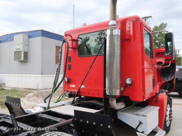 image for item DF3706 2007 Freightliner Columbia semi truck