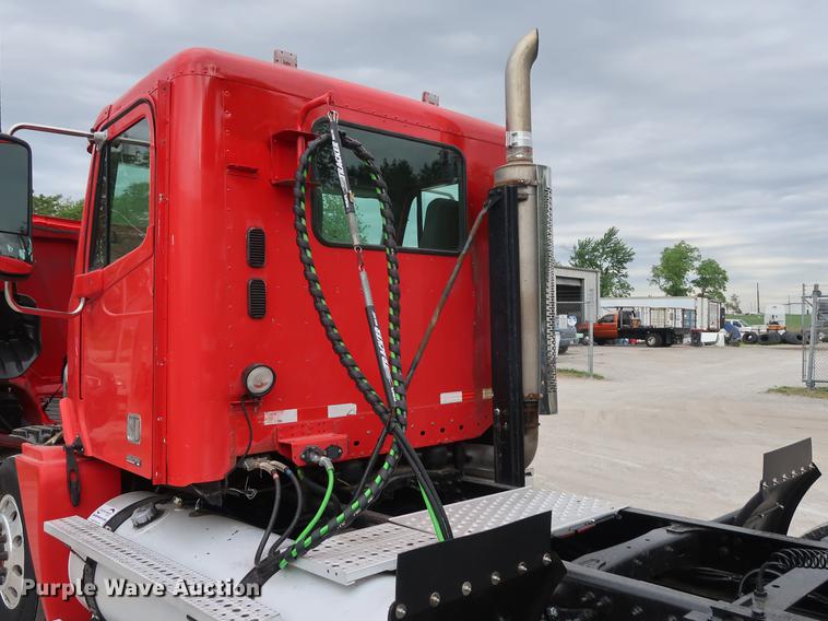 image for item DF3706 2007 Freightliner Columbia semi truck