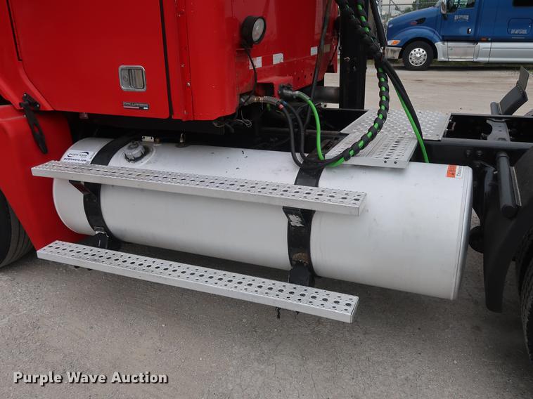 image for item DF3706 2007 Freightliner Columbia semi truck