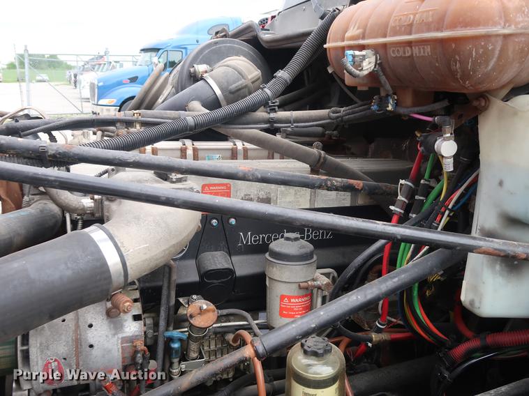 image for item DF3706 2007 Freightliner Columbia semi truck