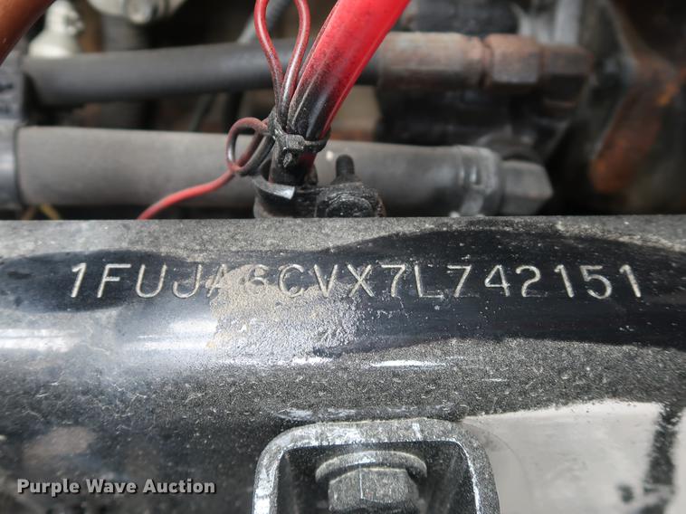 image for item DF3706 2007 Freightliner Columbia semi truck