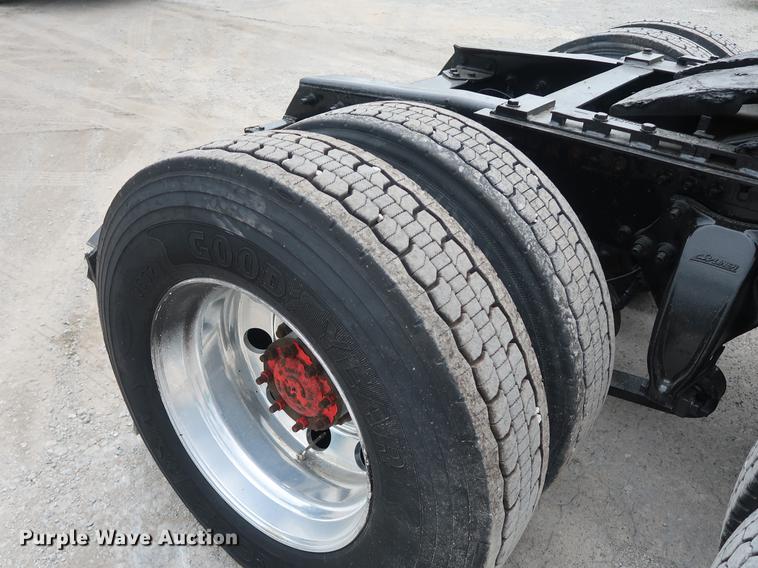 image for item DF3706 2007 Freightliner Columbia semi truck