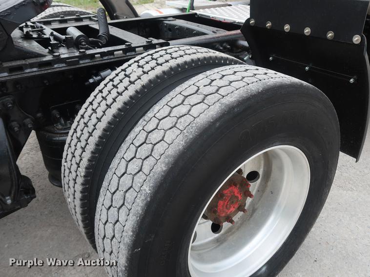 image for item DF3706 2007 Freightliner Columbia semi truck