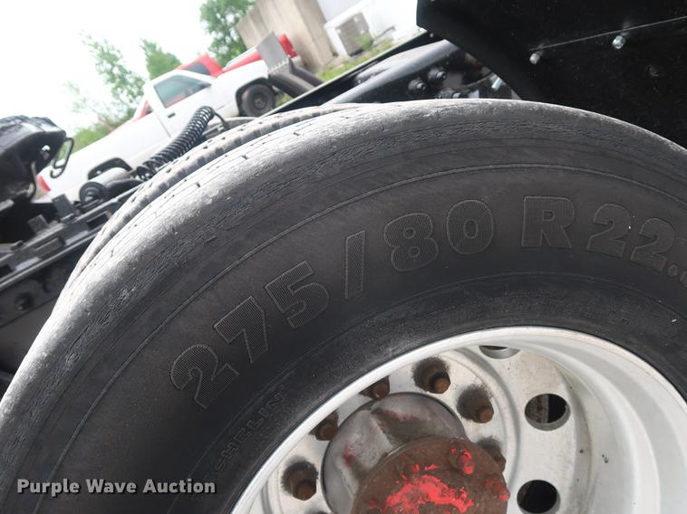 image for item DF3706 2007 Freightliner Columbia semi truck