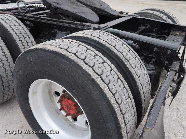 image for item DF3706 2007 Freightliner Columbia semi truck