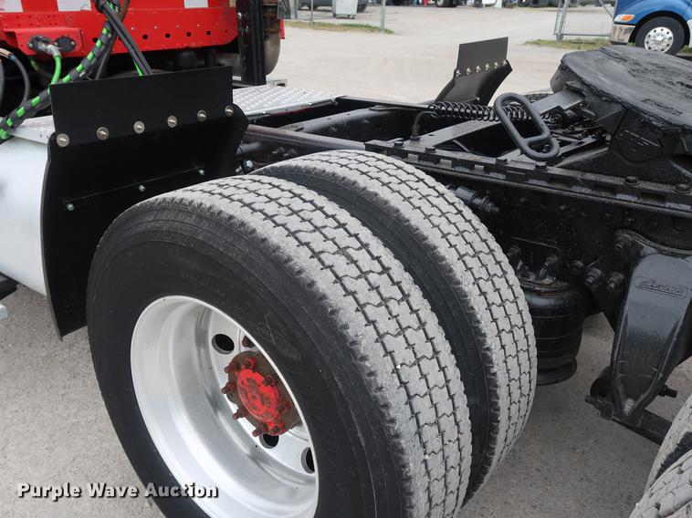 image for item DF3706 2007 Freightliner Columbia semi truck