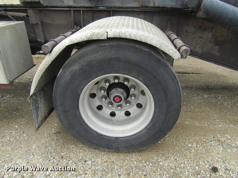 image for item DF3807 2007 Galbreath roll-off double container trailer