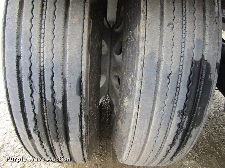 image for item DF3807 2007 Galbreath roll-off double container trailer