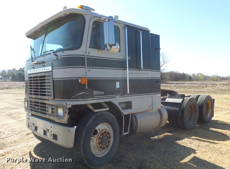 image for item DX9073 1984 International 9670 semi truck