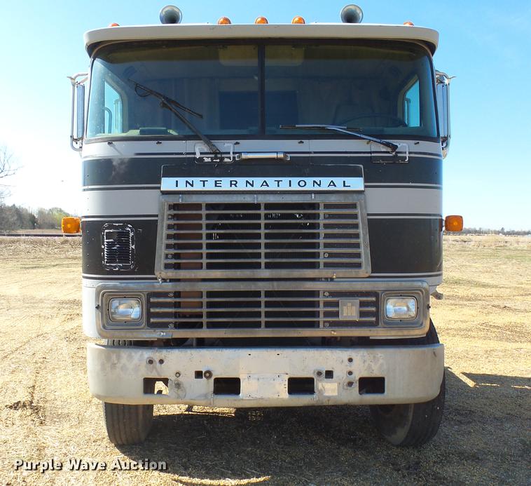 image for item DX9073 1984 International 9670 semi truck