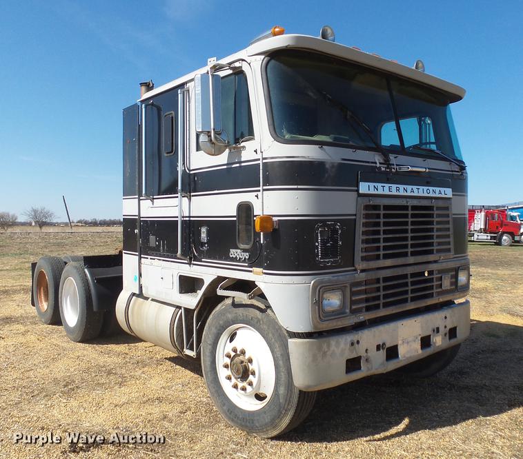 image for item DX9073 1984 International 9670 semi truck