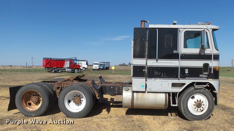 image for item DX9073 1984 International 9670 semi truck