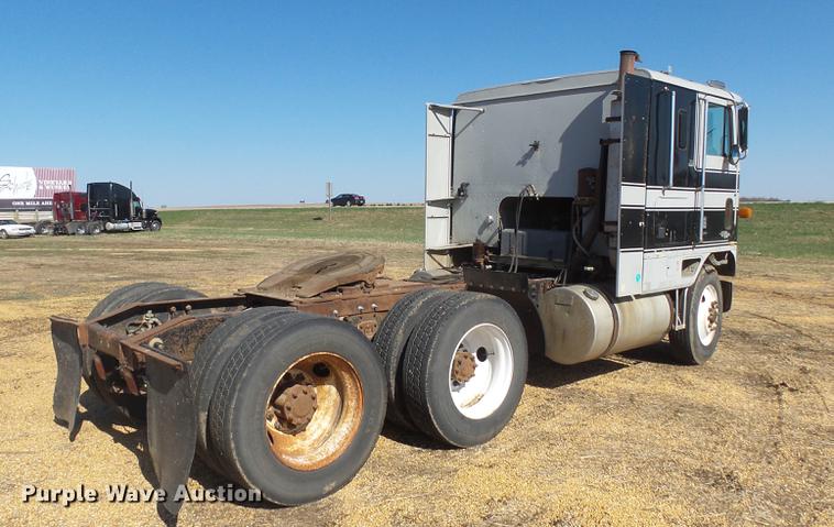 image for item DX9073 1984 International 9670 semi truck