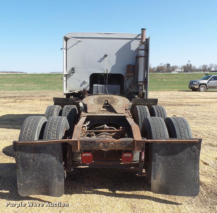 image for item DX9073 1984 International 9670 semi truck