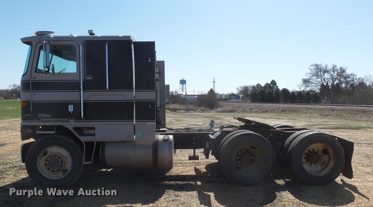 image for item DX9073 1984 International 9670 semi truck