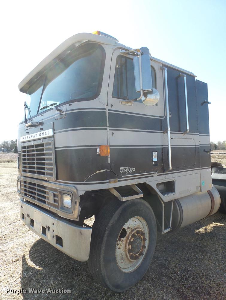 image for item DX9073 1984 International 9670 semi truck