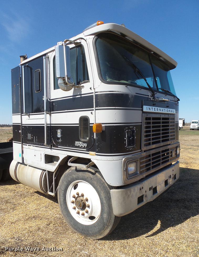 image for item DX9073 1984 International 9670 semi truck