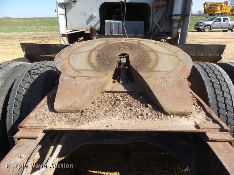 image for item DX9073 1984 International 9670 semi truck