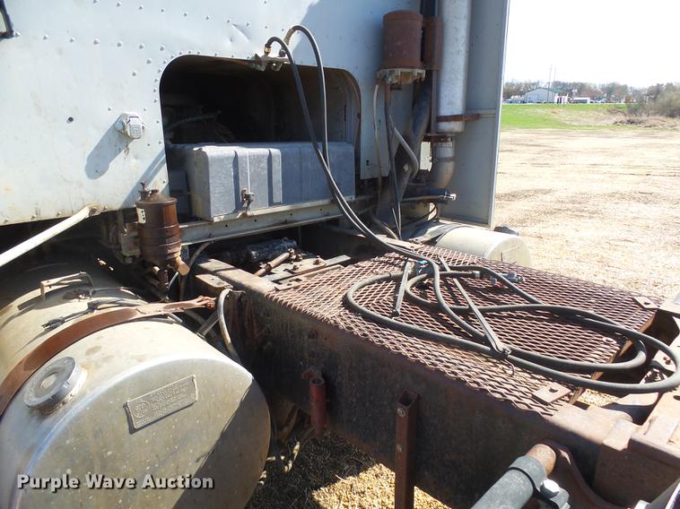 image for item DX9073 1984 International 9670 semi truck