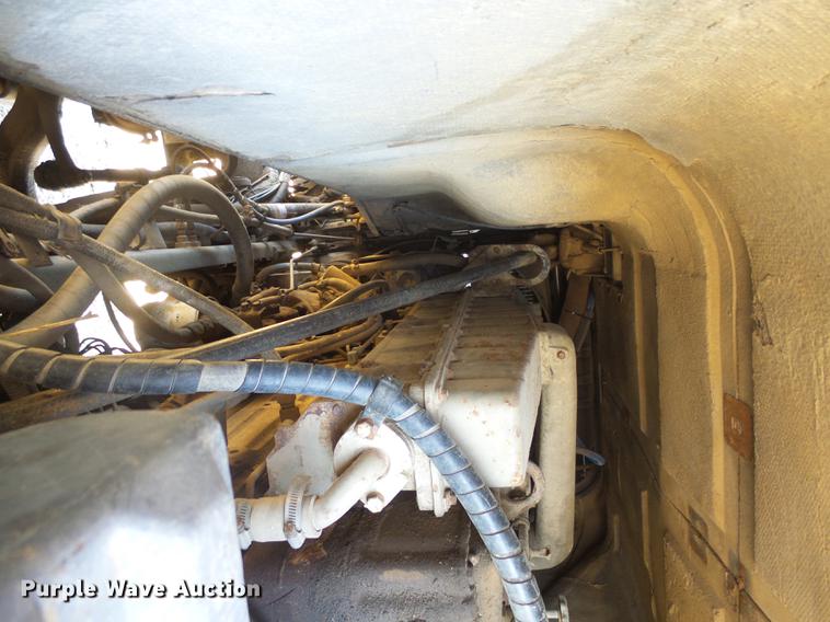 image for item DX9073 1984 International 9670 semi truck