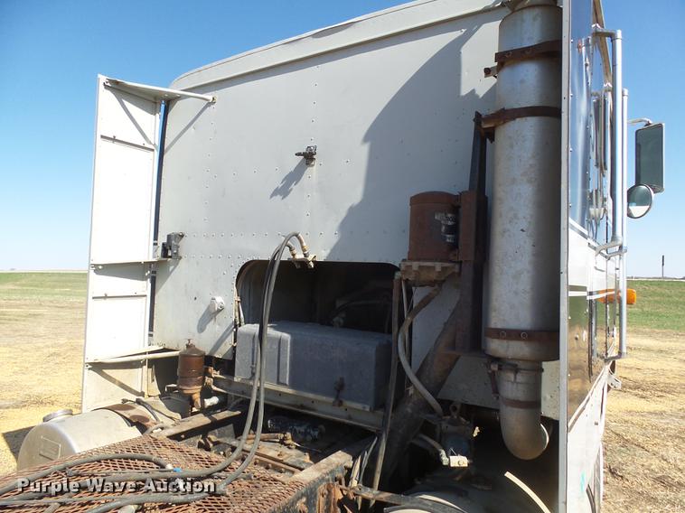 image for item DX9073 1984 International 9670 semi truck