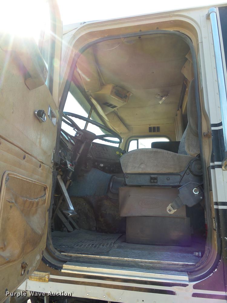 image for item DX9073 1984 International 9670 semi truck