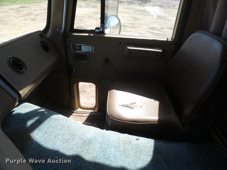 image for item DX9073 1984 International 9670 semi truck