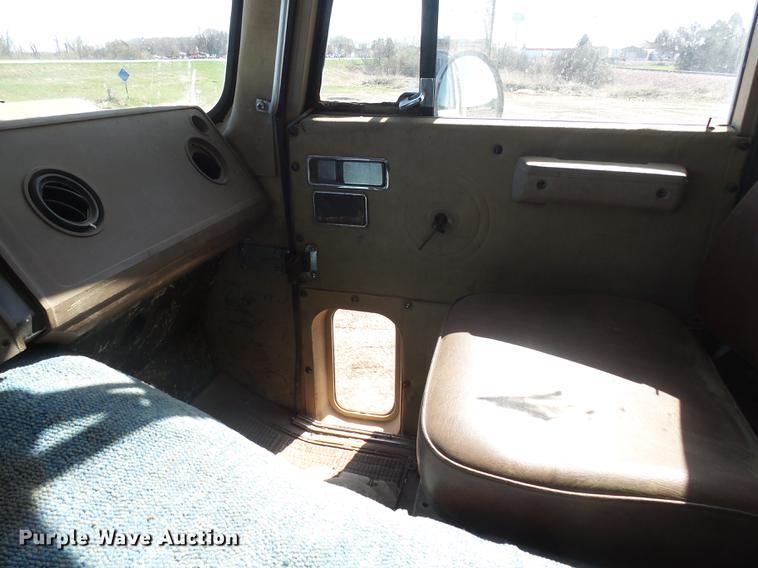 image for item DX9073 1984 International 9670 semi truck