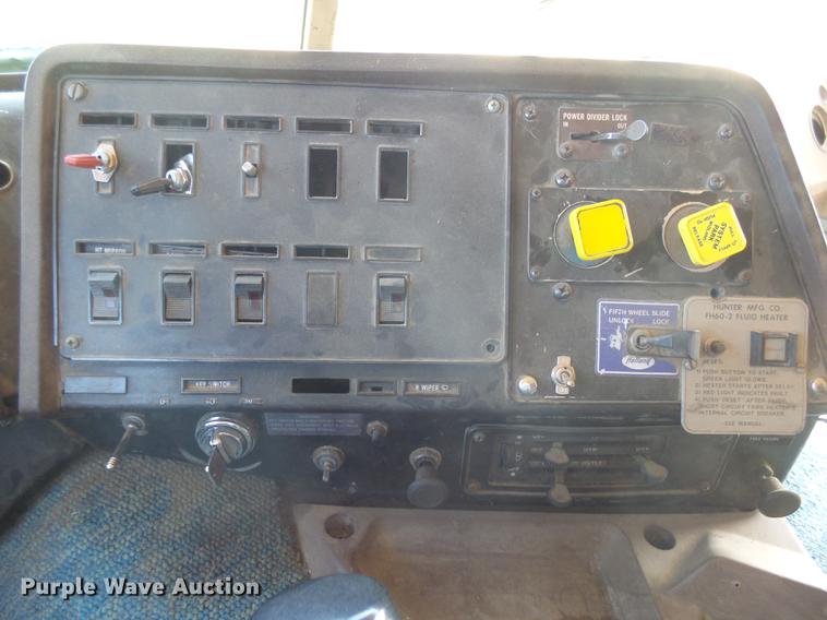 image for item DX9073 1984 International 9670 semi truck