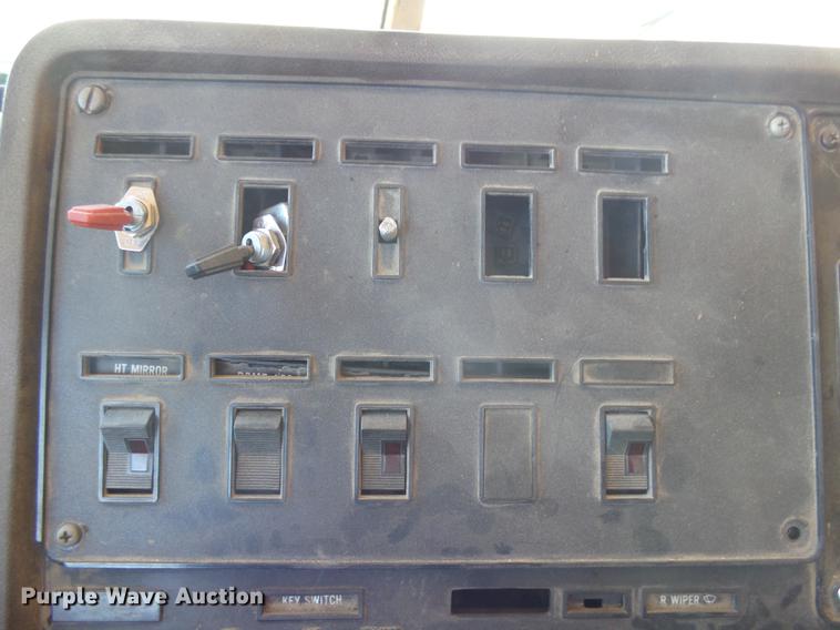 image for item DX9073 1984 International 9670 semi truck