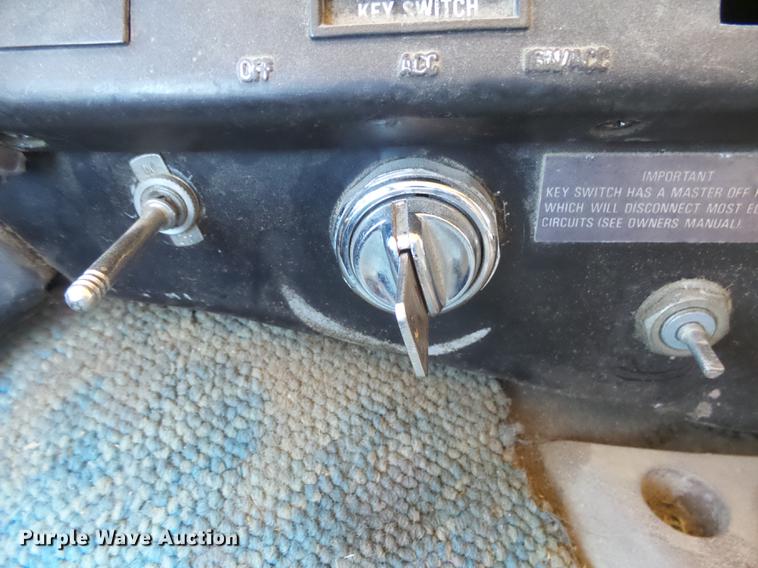 image for item DX9073 1984 International 9670 semi truck